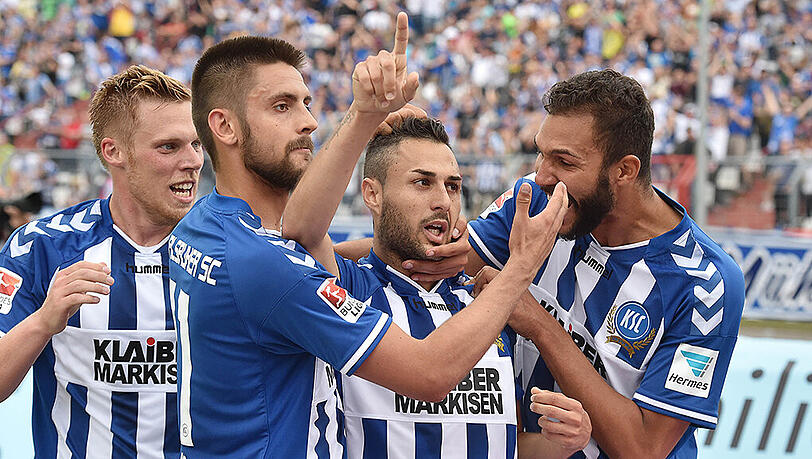 Die Karlsruher Rouwen Hennings, Dimitrij Nazarov, Manuel Torres und Daniel Gordon bejubeln Torres' Siegtreffer zum 2:0 gegen die Löwen. Die Karlsruher Rouwen Hennings, Dimitrij Nazarov, Manuel Torres und Daniel Gordon bejubeln Torres' Siegtreffer zum 2:0 gegen die Löwen.