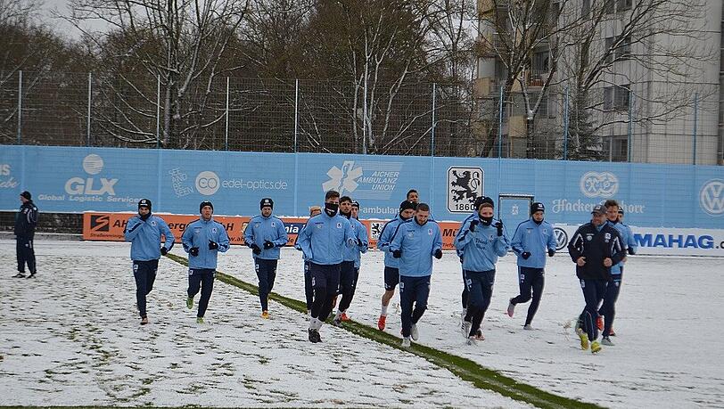 Die Löwen im Schnee: Der TSV 1860 musste am Freitag vor Beginn des Trainingslagers auf weißem - und nicht wie gewohnt auf grünem - Untergrund trainieren. Die Löwen im Schnee: Der TSV 1860 musste am Freitag vor Beginn des Trainingslagers auf weißem - und nicht wie gewohnt auf grünem - Untergrund trainieren.