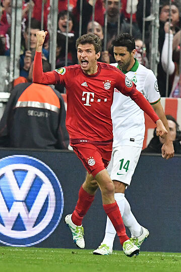THOMAS MÜLLER: NOTE 1.
Der Pokalmüller! Seine Tore 22 und 23 im 35. Einsatz. Stieg beim  
Kopfball hoch wie einst Horst Hrubesch. Verwandelte dann den  
umstrittenen Elfer zum 2:0 souverän. Matchwinner!