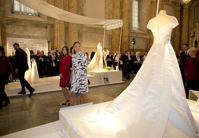 Seide und Spitze wohin das Auge reicht: Wer die zauberhaften Brautkleider von Kronprinzessin Victoria, Prinzessin Madeleine, Prinzessin Sofia und Königin Silvia schon immer mal hautnah bewundern wollte, sollte sich die Ausstellung über royale Brautkleider im königlichen Schloss in Stockholm nicht entgehen lassen.