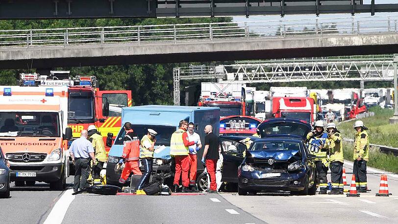 Bei dem Unfall wurden vier Menschen verletzt, der Geldtransporter schwer beschädigt.