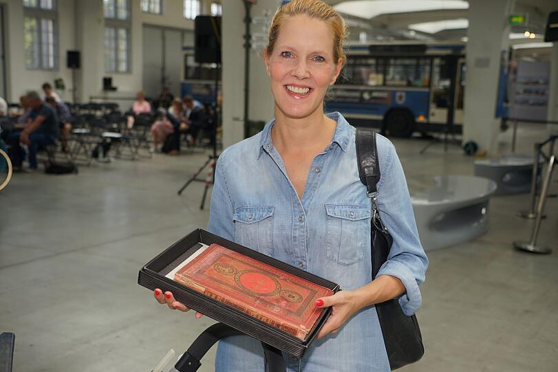 <p><strong>Karoline Schmid (40), Produktmanagerin:</strong> &bdquo;Ich habe für sechs Euro eine Rarität erstanden: ein Buch zu Jules Verne. Ein Schnäppchen - ich weiß noch nicht, welchen Platz diese Kostbarkeit bei mir bekommt.&ldquo;<br />