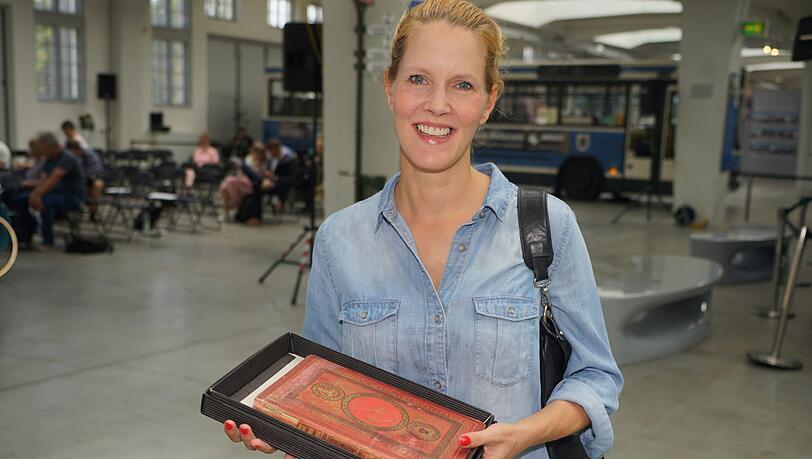<p><strong>Karoline Schmid (40), Produktmanagerin:</strong> „Ich habe für sechs Euro eine Rarität erstanden: ein Buch zu Jules Verne. Ein Schnäppchen - ich weiß noch nicht, welchen Platz diese Kostbarkeit bei mir bekommt.“<br /> <p><strong>Karoline Schmid (40), Produktmanagerin:</strong> „Ich habe für sechs Euro eine Rarität erstanden: ein Buch zu Jules Verne. Ein Schnäppchen - ich weiß noch nicht, welchen Platz diese Kostbarkeit bei mir bekommt.“<br />