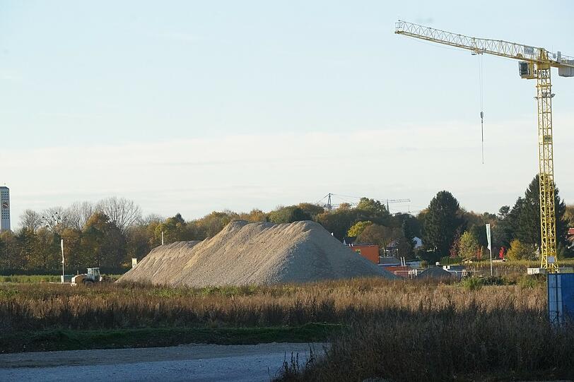 Gegenüber vom Neuen Südfriedhof ist die Weltkriegsbombe bei Bauarbeiten entdeckt worden. Die Bilder.