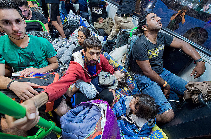 Tausende Flüchtlinge warten in den frühen Morgenstunden in Bussen vor dem Ostbahnhof in Budapest  auf ihren Weitertransport nach Österreich.
