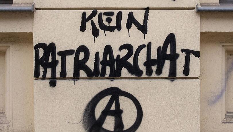 Feministische Schmierschriften, unter anderem gegen das Patriarchat, in den Farben blau und pink beschäftigen derzeit die Polizei München (Symbolfoto). Feministische Schmierschriften, unter anderem gegen das Patriarchat, in den Farben blau und pink beschäftigen derzeit die Polizei München (Symbolfoto).