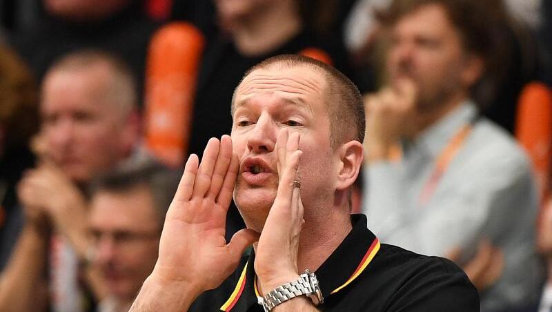 Bundestrainer Henrik Rödl kassierte mit den deutschen Basketballern in Großbritannien eine unnötige Niederlage. Bundestrainer Henrik Rödl kassierte mit den deutschen Basketballern in Großbritannien eine unnötige Niederlage.
