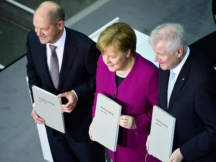 Kanzlerin Merkel, CSU-Chef Seehofer (r) und der damalige kommissarische SPD-Vorsitzende Scholz präsentieren im März 2018 den Koalitionsvertrag.