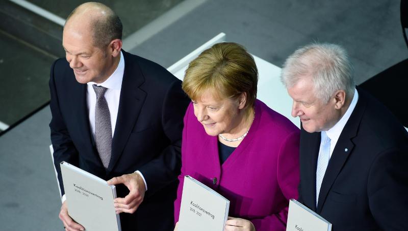 Kanzlerin Merkel, CSU-Chef Seehofer (r) und der damalige kommissarische SPD-Vorsitzende Scholz präsentieren im März 2018 den Koalitionsvertrag. Kanzlerin Merkel, CSU-Chef Seehofer (r) und der damalige kommissarische SPD-Vorsitzende Scholz präsentieren im März 2018 den Koalitionsvertrag.