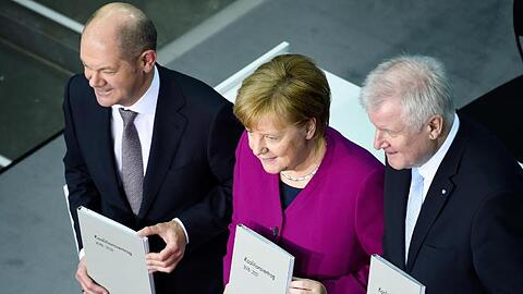 Kanzlerin Merkel, CSU-Chef Seehofer (r) und der damalige kommissarische SPD-Vorsitzende Scholz präsentieren im März 2018 den Koalitionsvertrag.