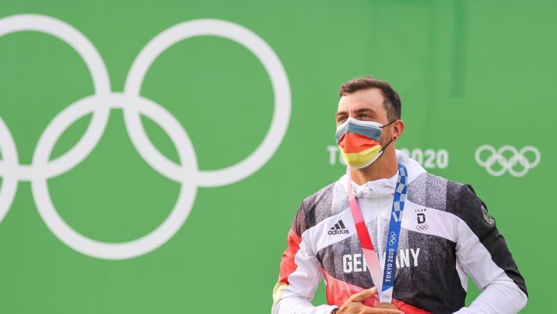 Sideris Tasiadis aus Deutschland mit seiner Bronzemedaille bei der Siegerehrung.