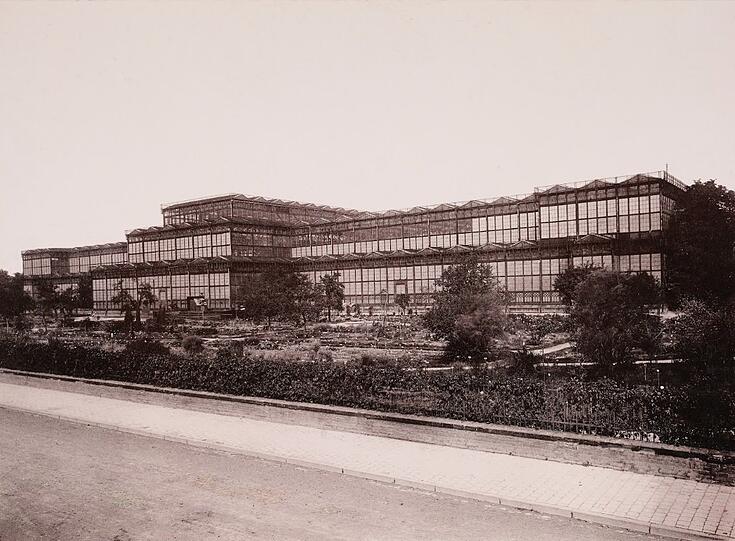 Unfassbar, dass der Glaspalast, wie der 240 Meter lange Stahl-Koloss genannt wurde, 1853/54 für die Allgemeine Deutsche Industrieausstellung in nur neun Monaten errichtet werden konnte. Vorbild für das Veranstaltungs- und Ausstellungsgebäude - Münchens erste Messe, wenn man so will - war übrigens der für die Weltausstellung errichtete Crystal Palace in London.