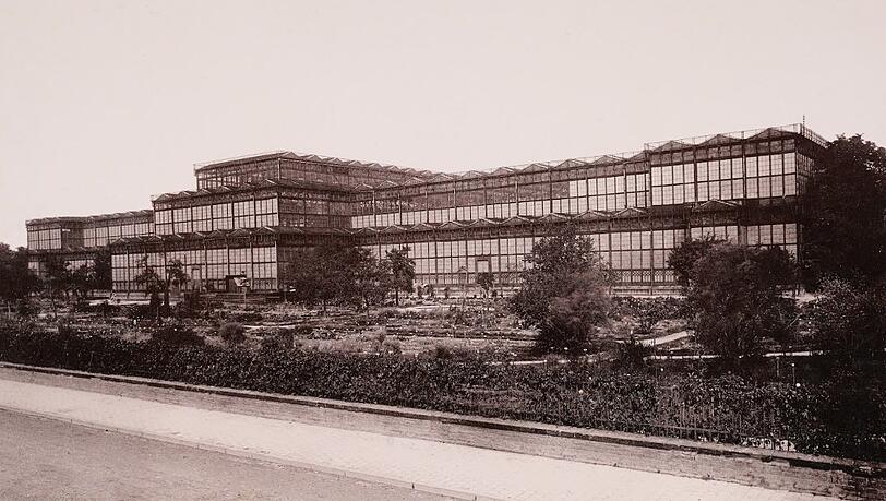 Unfassbar, dass der Glaspalast, wie der 240 Meter lange Stahl-Koloss genannt wurde, 1853/54 für die Allgemeine Deutsche Industrieausstellung in nur neun Monaten errichtet werden konnte. Vorbild für das Veranstaltungs- und Ausstellungsgebäude - Münchens erste Messe, wenn man so will - war übrigens der für die Weltausstellung errichtete Crystal Palace in London. Unfassbar, dass der Glaspalast, wie der 240 Meter lange Stahl-Koloss genannt wurde, 1853/54 für die Allgemeine Deutsche Industrieausstellung in nur neun Monaten errichtet werden konnte. Vorbild für das Veranstaltungs- und Ausstellungsgebäude - Münchens erste Messe, wenn man so will - war übrigens der für die Weltausstellung errichtete Crystal Palace in London.