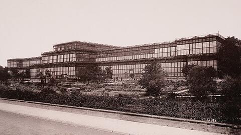 Unfassbar, dass der Glaspalast, wie der 240 Meter lange Stahl-Koloss genannt wurde, 1853/54 für die Allgemeine Deutsche Industrieausstellung in nur neun Monaten errichtet werden konnte. Vorbild für das Veranstaltungs- und Ausstellungsgebäude - Münchens erste Messe, wenn man so will - war übrigens der für die Weltausstellung errichtete Crystal Palace in London.