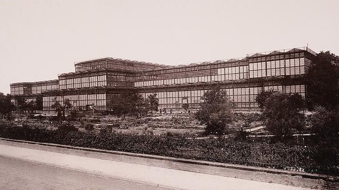 Unfassbar, dass der Glaspalast, wie der 240 Meter lange Stahl-Koloss genannt wurde, 1853/54 für die Allgemeine Deutsche Industrieausstellung in nur neun Monaten errichtet werden konnte. Vorbild für das Veranstaltungs- und Ausstellungsgebäude - Münchens erste Messe, wenn man so will - war übrigens der für die Weltausstellung errichtete Crystal Palace in London.