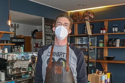 Patrick Huller (47) vom Tagescafé Schwabing lässt die Maske auch lieber auf. "Wenn ich krank werde, muss ich ja mein Café schließen." Patrick Huller (47) vom Tagescafé Schwabing lässt die Maske auch lieber auf. "Wenn ich krank werde, muss ich ja mein Café schließen."