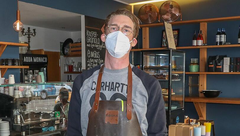 Patrick Huller (47) vom Tagescafé Schwabing lässt die Maske auch lieber auf. "Wenn ich krank werde, muss ich ja mein Café schließen." Patrick Huller (47) vom Tagescafé Schwabing lässt die Maske auch lieber auf. "Wenn ich krank werde, muss ich ja mein Café schließen."
