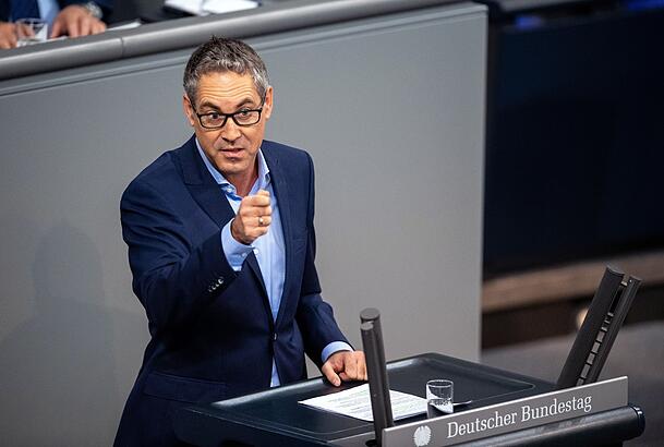 Michael Schrodi (SPD) spricht bei der Sitzung des Bundestags zu den Abgeordneten. Er hat sich dafür eingesetzt, dass die Kartenpflicht kommt, um Steuerbetrug effektiver zu bekämpfen. Michael Schrodi (SPD) spricht bei der Sitzung des Bundestags zu den Abgeordneten. Er hat sich dafür eingesetzt, dass die Kartenpflicht kommt, um Steuerbetrug effektiver zu bekämpfen.