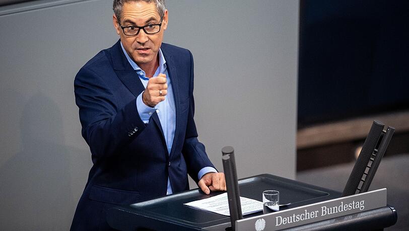 Michael Schrodi (SPD) spricht bei der Sitzung des Bundestags zu den Abgeordneten. Er hat sich dafür eingesetzt, dass die Kartenpflicht kommt, um Steuerbetrug effektiver zu bekämpfen. Michael Schrodi (SPD) spricht bei der Sitzung des Bundestags zu den Abgeordneten. Er hat sich dafür eingesetzt, dass die Kartenpflicht kommt, um Steuerbetrug effektiver zu bekämpfen.