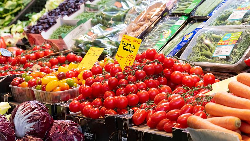 Je höher die Inflationsrate, umso geringer die Kaufkraft der Menschen: Sie können sich für einen Euro dann weniger leisten - zum Beispiel beim Lebensmitteleinkauf. Je höher die Inflationsrate, umso geringer die Kaufkraft der Menschen: Sie können sich für einen Euro dann weniger leisten - zum Beispiel beim Lebensmitteleinkauf.