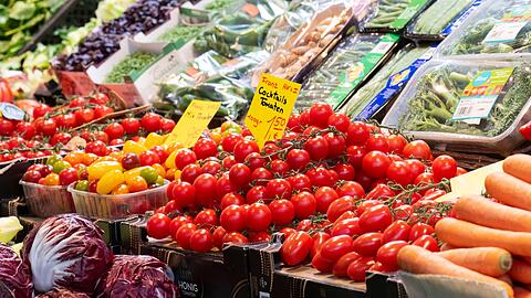 Je h&ouml;her die Inflationsrate, umso geringer die Kaufkraft der Menschen: Sie k&ouml;nnen sich f&uuml;r einen Euro dann weniger leisten - zum Beispiel beim Lebensmitteleinkauf.