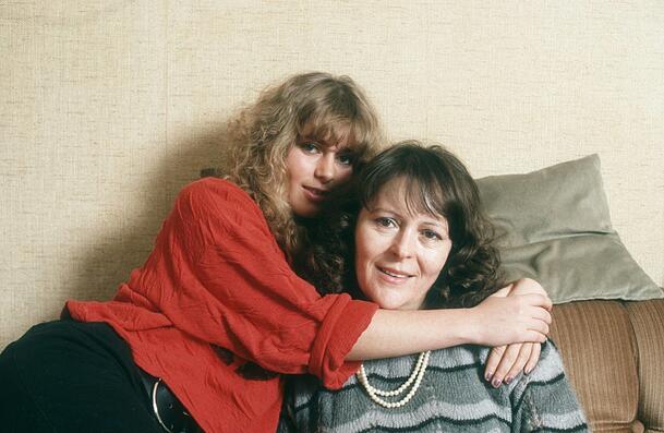 Karin Thaler (l.) und Mutter Hedwig im M&auml;rz 1987. In ihrem neuen Buch "Stark, weil ich stark sein musste &ndash; Die Doppelrolle meines Lebens" berichtet die Schauspielerin offen von der Spielsucht ihrer Mutter, aber auch der gro&szlig;en Liebe, die sie bis heute mit ihr verbindet.