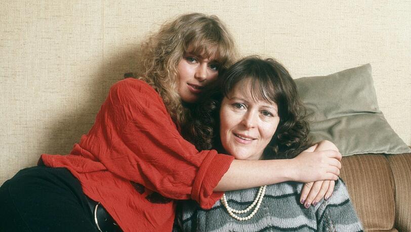 Karin Thaler (l.) und Mutter Hedwig im M&auml;rz 1987. In ihrem neuen Buch "Stark, weil ich stark sein musste &ndash; Die Doppelrolle meines Lebens" berichtet die Schauspielerin offen von der Spielsucht ihrer Mutter, aber auch der gro&szlig;en Liebe, die sie bis heute mit ihr verbindet.