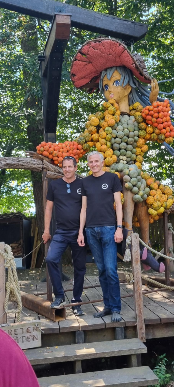 Die Brüder Beat (links) und Martin (rechts) Jucker vor einer Hexe. Die Brüder Beat (links) und Martin (rechts) Jucker vor einer Hexe.