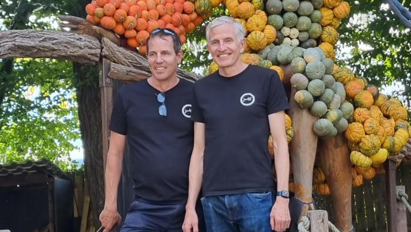 Die Brüder Beat (links) und Martin (rechts) Jucker vor einer Hexe. Die Brüder Beat (links) und Martin (rechts) Jucker vor einer Hexe.
