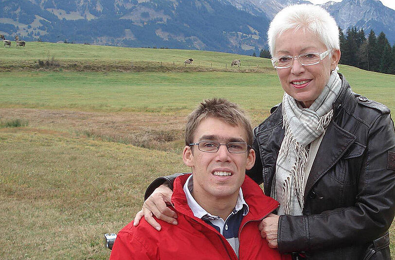 Claudia Bernert mit ihrem Sohn Daniel: Die Mutter kämpft seit zwei Jahrzehnten für Schadenersatz vor Gericht.