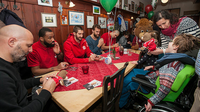 Auf der Weihnachtsfeier der Stiftung Ambulantes Kinderhospiz München (AKM): Bayern-Coach Sasa Djordjevic (l.) und Co.