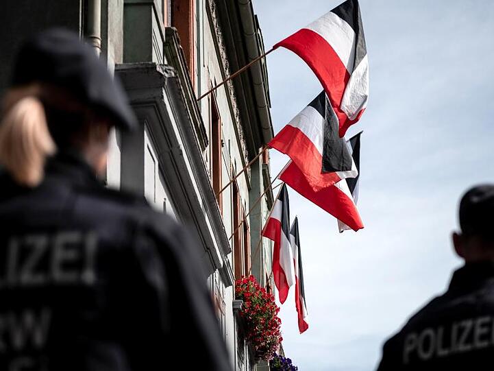 Reichsfahnen in Dortmund-Dorstfeld. Aufklärung über Rassismus ist in Deutschland dringend erforderlich - zu diesr Einschätzung kommt der Anti-Diskriminierungs-Ausschuss des Europarates.