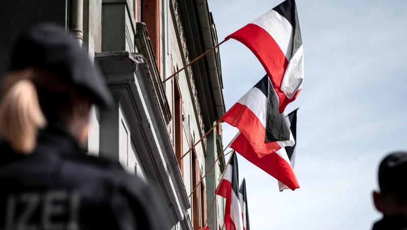 Reichsfahnen in Dortmund-Dorstfeld. Aufklärung über Rassismus ist in Deutschland dringend erforderlich - zu diesr Einschätzung kommt der Anti-Diskriminierungs-Ausschuss des Europarates. Reichsfahnen in Dortmund-Dorstfeld. Aufklärung über Rassismus ist in Deutschland dringend erforderlich - zu diesr Einschätzung kommt der Anti-Diskriminierungs-Ausschuss des Europarates.