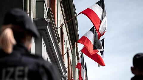 Reichsfahnen in Dortmund-Dorstfeld. Aufklärung über Rassismus ist in Deutschland dringend erforderlich - zu diesr Einschätzung kommt der Anti-Diskriminierungs-Ausschuss des Europarates.