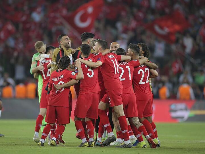 Die türkischen Spieler jubeln nach ihrem überraschenden Sieg gegen Frankreich.