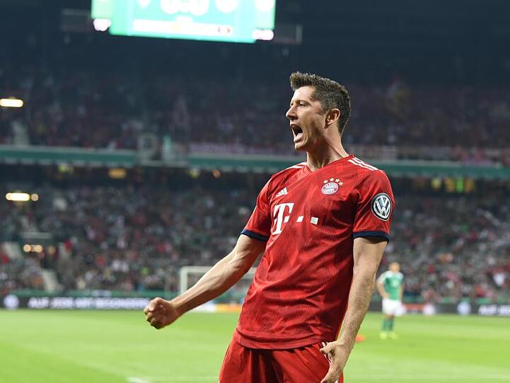 Robert Lewandowski feiert sein Tor zum 1:0 für den FC Bayern München in Bremen.