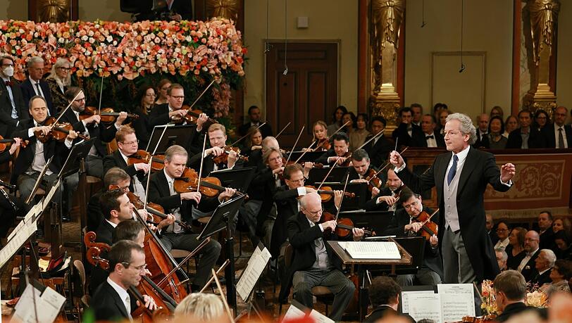 Franz Welser-Möst und die Wiener Philharmoniker beim traditionellen Neujahrskonzert im Großen Saal des Musikvereins.