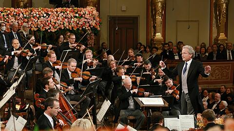 Franz Welser-Möst und die Wiener Philharmoniker beim traditionellen Neujahrskonzert im Großen Saal des Musikvereins.