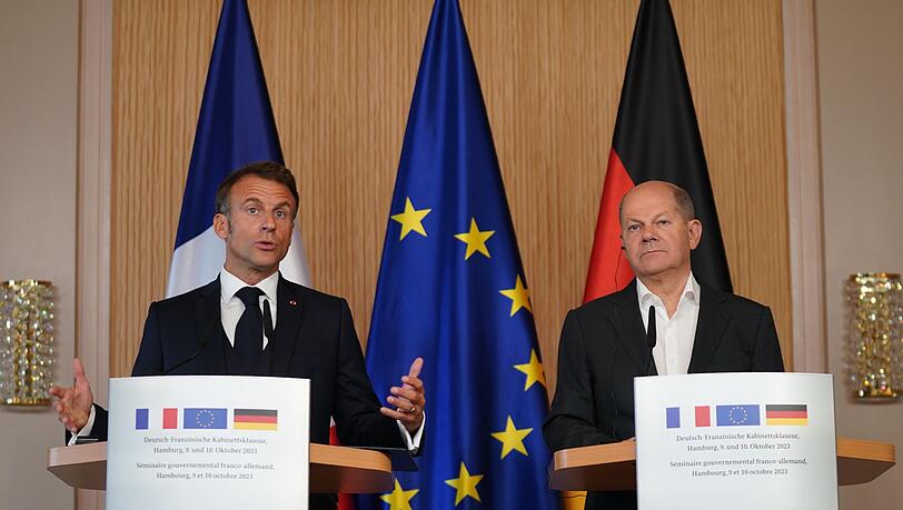 Bundeskanzler Olaf Scholz (r, SPD) und Emmanuel Macron, Staatspräsident von Frankreich.