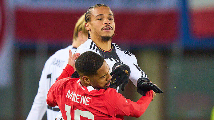 Leroy Sané kassiert in Wien den ersten Platzverweis seiner Profikarriere. Es könnte einer mit Folgen sein.
