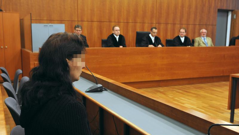 Die Mitangeklagte im sogenannten Sklavenmordprozess vor der Urteilsverkündung im Landgericht Kassel auf der Anklagebank. Die Mitangeklagte im sogenannten Sklavenmordprozess vor der Urteilsverkündung im Landgericht Kassel auf der Anklagebank.