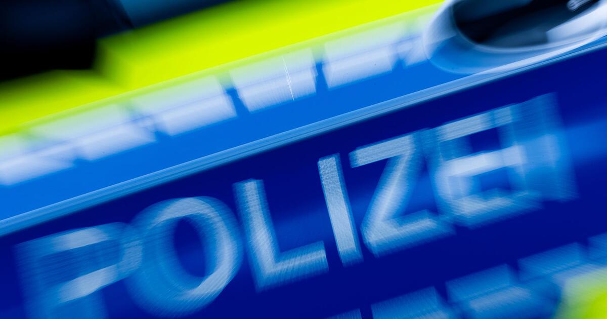 Lastwagen-rutscht-auf-glatter-Fahrbahn-A70-gesperrt