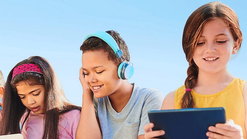 Immer nur am Smartphone oder am Tablet? Viele Kinder besch&auml;ftigen sich mehrere Stunden am Tag mit Sozialen Medien.