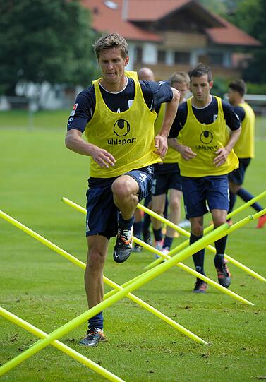 Sprinten, flanken, schießen: So hart arbeiten die Löwen im Trainingslager.