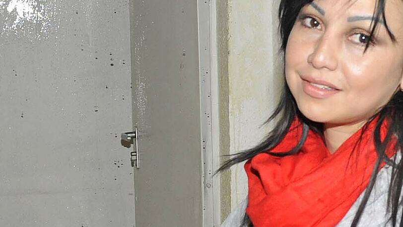 Ihr Blick spricht Bände: Ladenbesitzerin Isabel Berk zeigt den überschwemmten Lagerraum im Keller ihres Beauty-Shops.