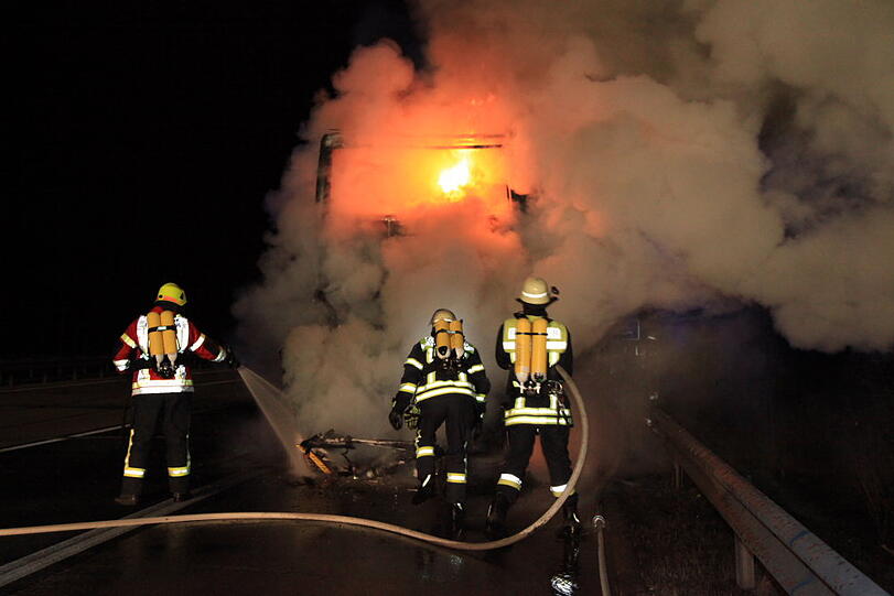 Ein Reisebus aus den Niederlanden steht auf der A8 in Richtung München in Flammen. Die Bilder vom Feuerwehreinsatz.