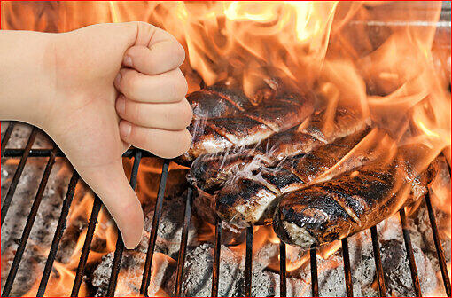 Fehler 19: Grill verschmutzt lassen Das Grillgerät nach der Benutzung säubern werden, sonst werden Asche und Ruß beim nächsten Mal mitgegrillt.