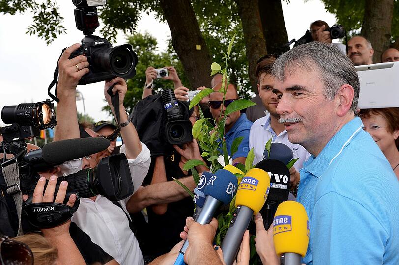 Gustl Mollath verlässt am Dienstag Abend das Bezirkskrankenhaus in Bayreuth. Die Bilder