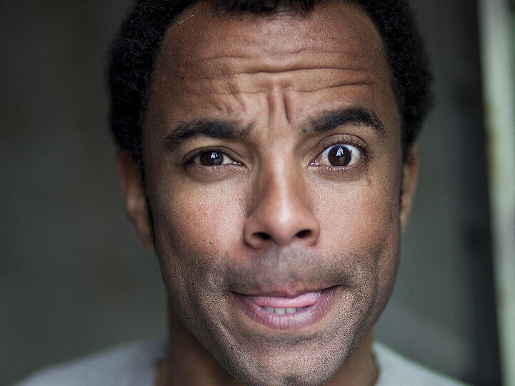 Startet als Stand-up-Kabarettist durch: Simon Pearce