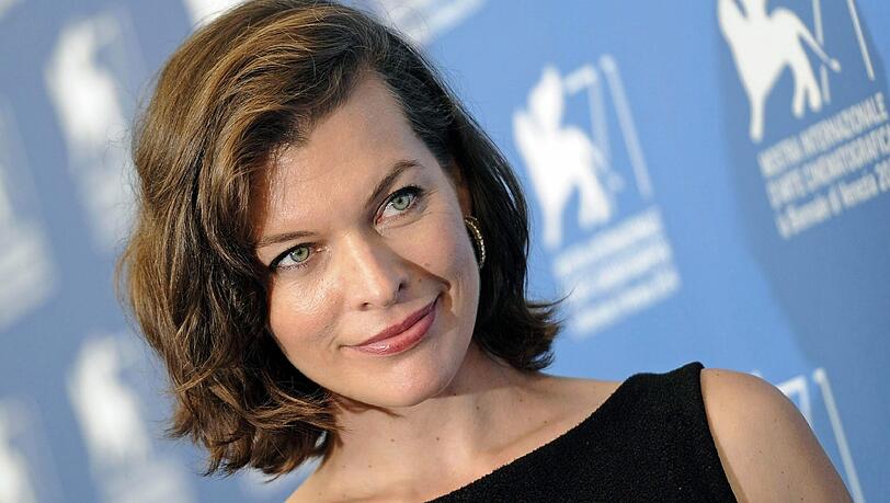 Milla Jovovich ist geschockt: Ihr hübsches Stunt-Double schwebt nach einem Unfall am Set in Lebensgefahr. Milla Jovovich ist geschockt: Ihr hübsches Stunt-Double schwebt nach einem Unfall am Set in Lebensgefahr.